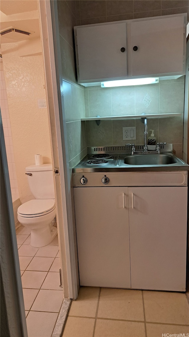 444 Niu St Unit 2502, Honolulu, HI 96815 - bathroom featuring tile patterned floors, vanity, and tasteful backsplash