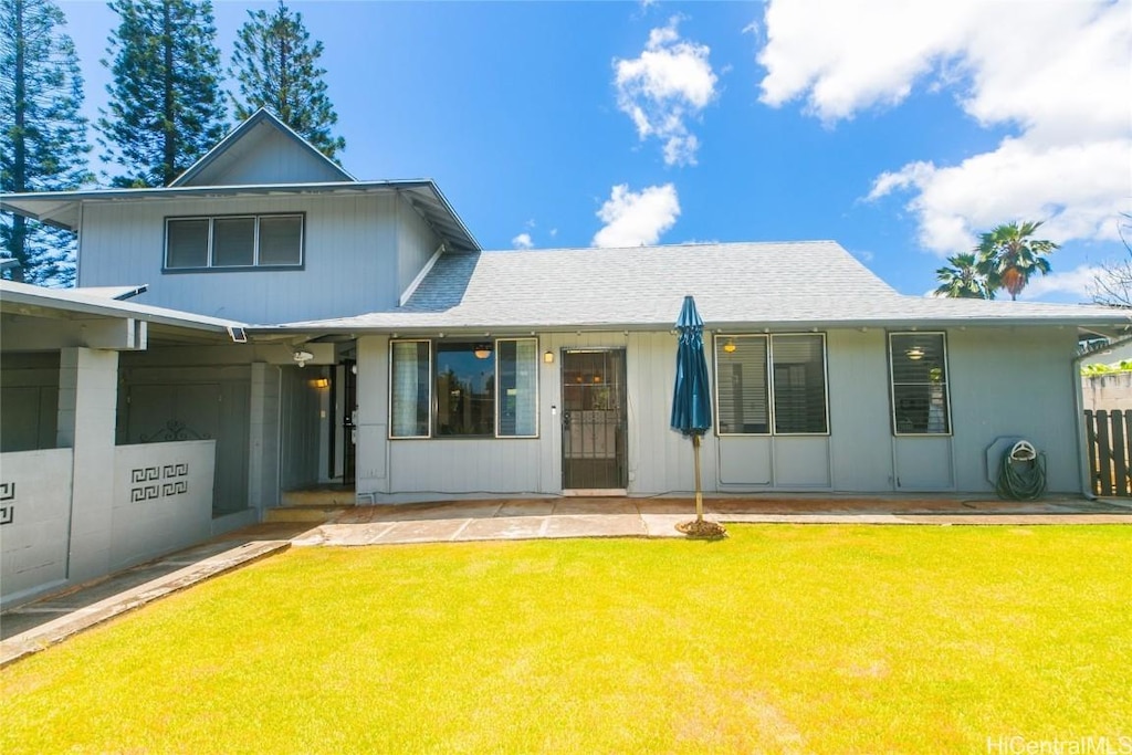 view of front facade featuring a front lawn