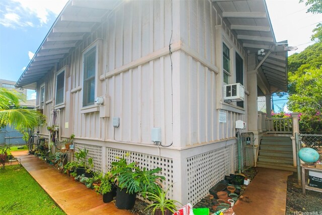 1103 10th Ave, Honolulu, HI 96816 - view of side of property with board and batten siding