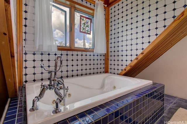 16-1125 Poouli Rd, Kurtistown, HI 96760 - full bathroom featuring a whirlpool tub