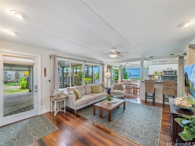 sunroom with ceiling fan