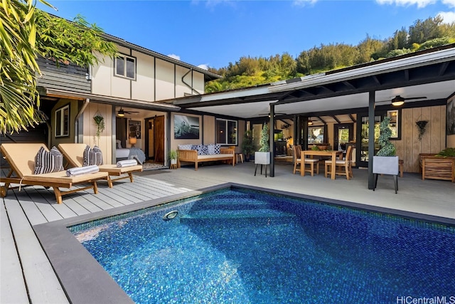 view of swimming pool featuring an outdoor hangout area, a deck, and ceiling fan