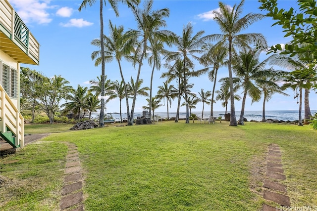 view of yard featuring a water view