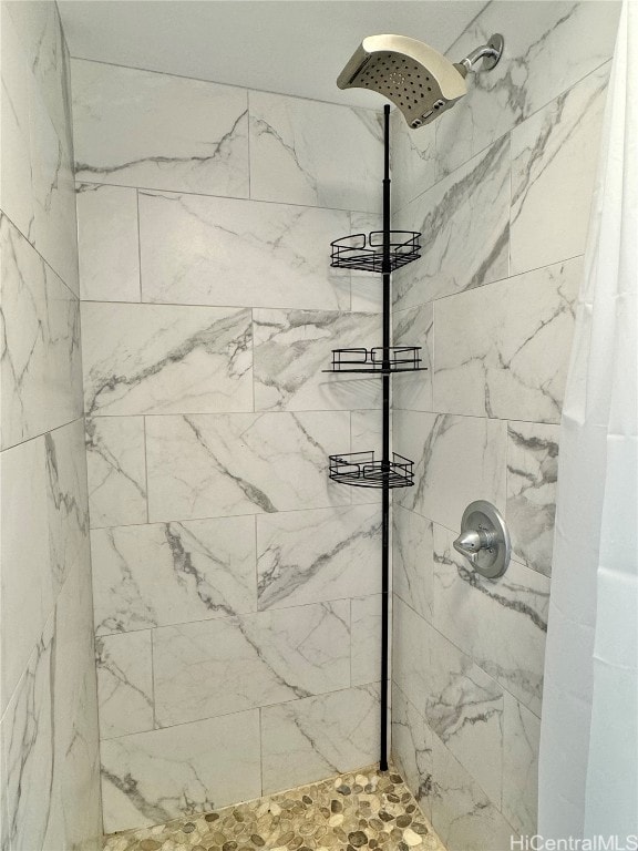 bathroom featuring tiled shower