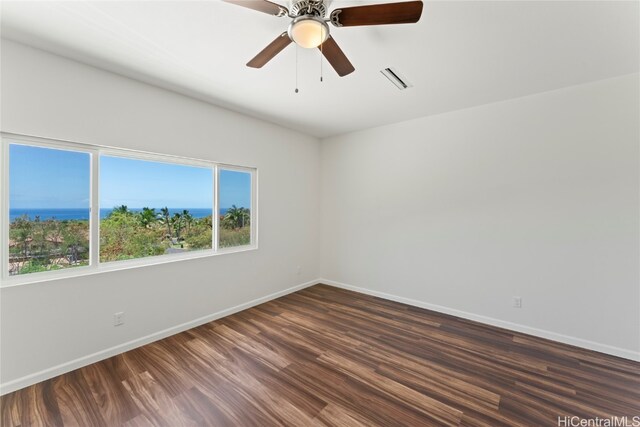 unfurnished room with dark wood-type flooring and ceiling fan