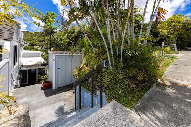 exterior space featuring a shed