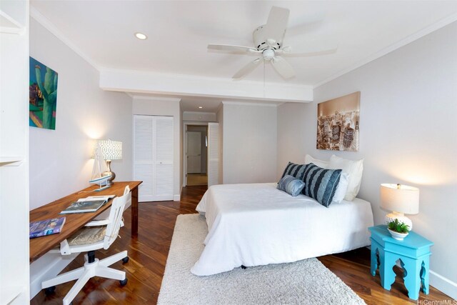 bedroom featuring a ceiling fan, crown molding, dark wood finished floors, a closet, and recessed lighting