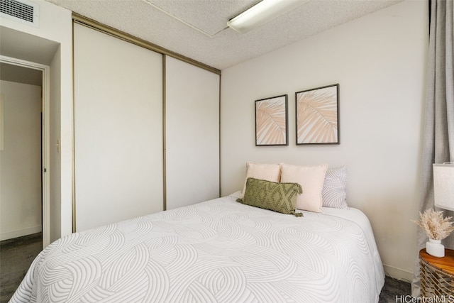 bedroom featuring a closet and a textured ceiling