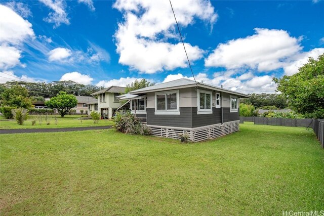 view of front facade with a front yard and fence