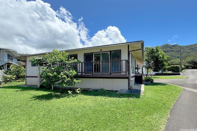 3360 E Manoa Rd Unit C, Honolulu, HI 96822 - view of front of property with a front lawn, asphalt driveway, and a mountain view