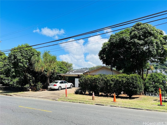 view of front of property featuring a front yard