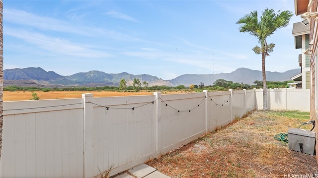 view of yard featuring a mountain view