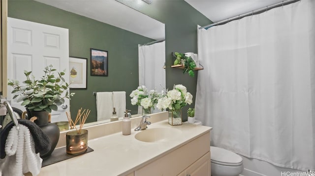 full bathroom featuring shower / bath combo with shower curtain, vanity, and toilet