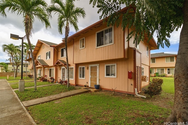 view of front facade featuring a front lawn