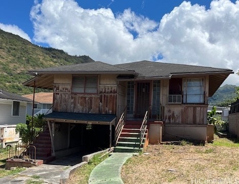 view of front of property featuring a mountain view