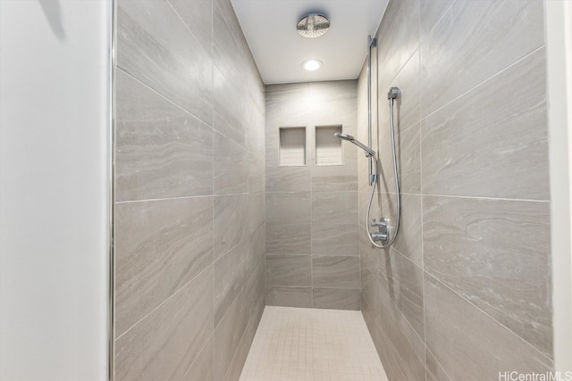 bathroom featuring a tile shower