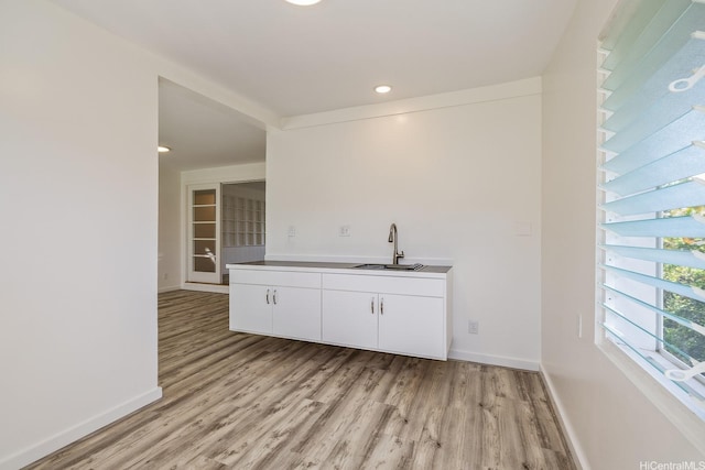 2340 University Ave, Honolulu, HI 96822 - bar featuring baseboards, a sink, and light wood finished floors