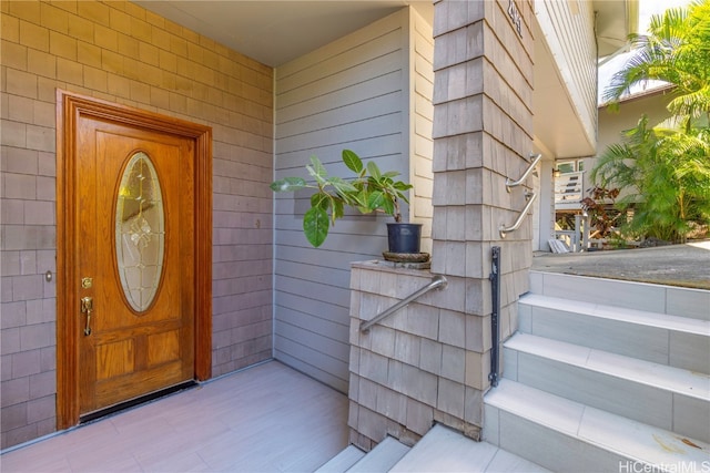 entrance to property featuring a porch