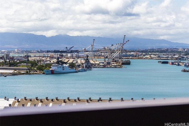 water view with a mountain view