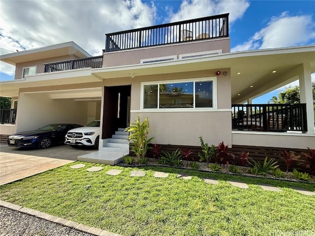 view of front of home featuring a balcony, a carport, and a front lawn