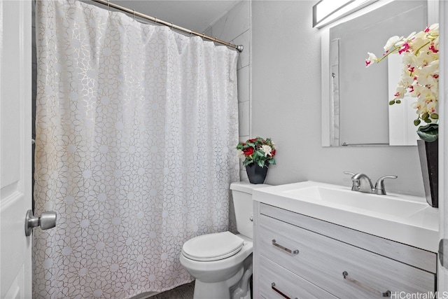 full bathroom with curtained shower, vanity, and toilet