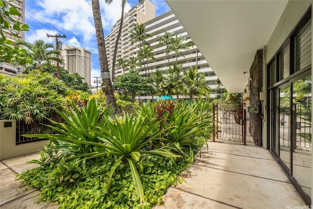 425 Ena Rd Unit 1202A, Honolulu, HI 96815 - view of patio featuring a gate