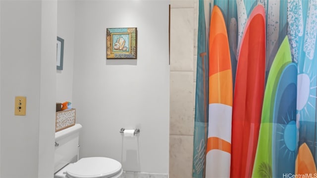 bathroom featuring toilet and a shower with curtain