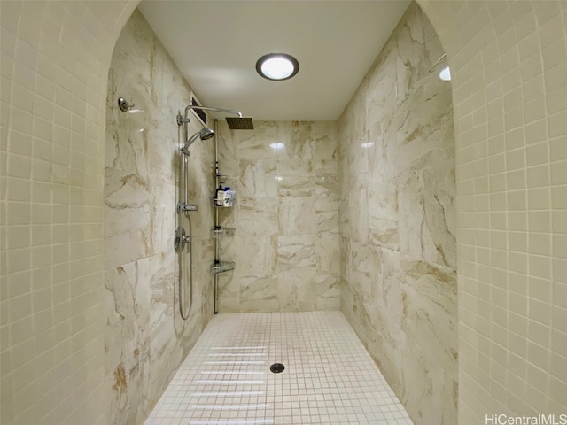 bathroom featuring a tile shower