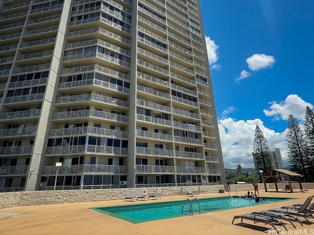 view of swimming pool