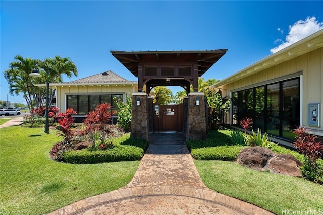 property entrance featuring a yard