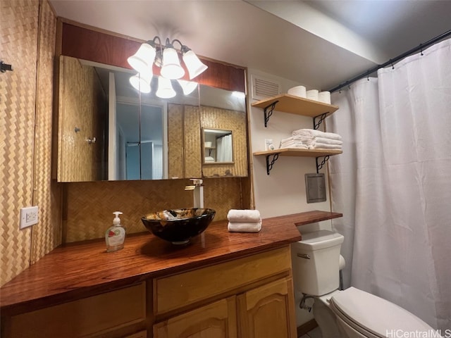 bathroom featuring a shower with curtain, vanity, toilet, and tasteful backsplash