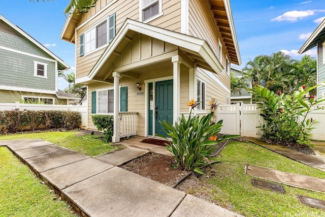 view of front facade featuring a front yard