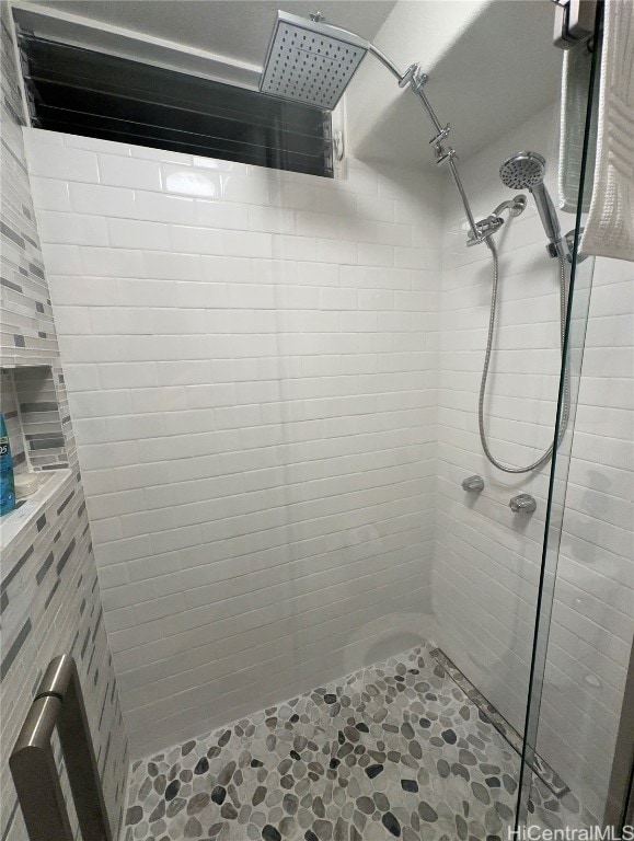 bathroom featuring a tile shower