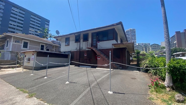 914 Kinau St, Honolulu, HI 96814 - view of front of house with stairway