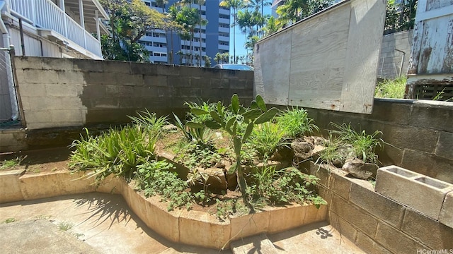 914 Kinau St, Honolulu, HI 96814 - view of yard featuring fence