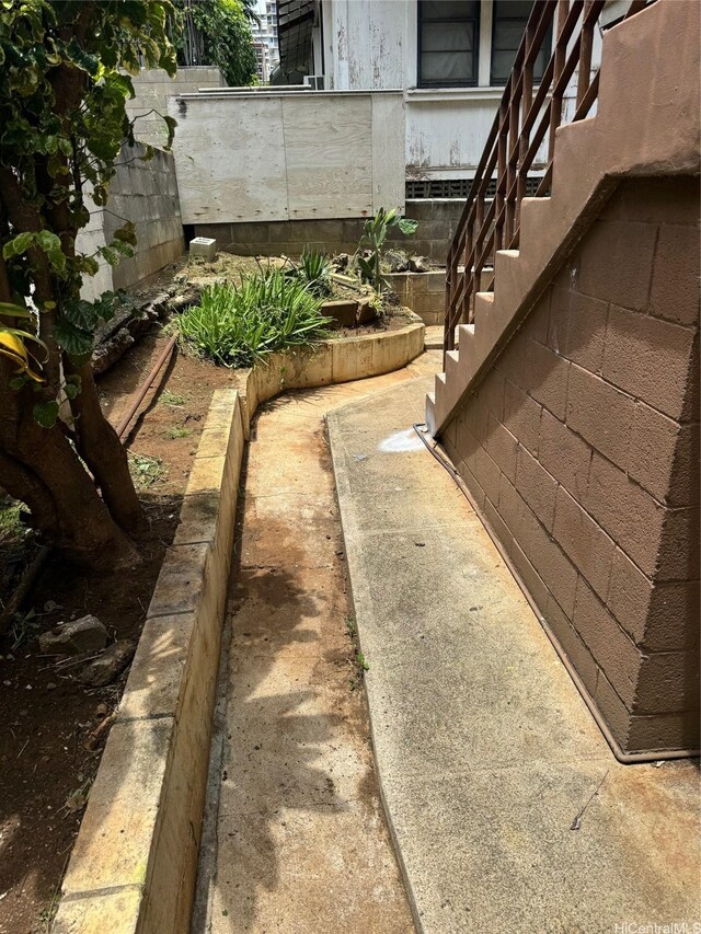 914 Kinau St, Honolulu, HI 96814 - view of yard with stairway