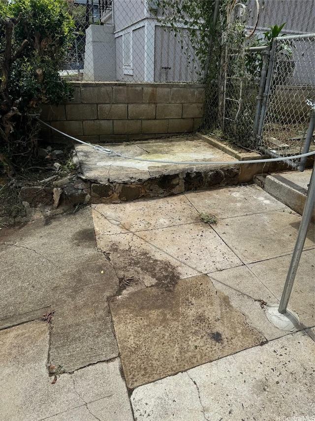 914 Kinau St, Honolulu, HI 96814 - view of patio featuring fence