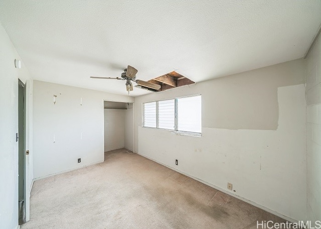 empty room featuring light carpet, a textured ceiling, and ceiling fan