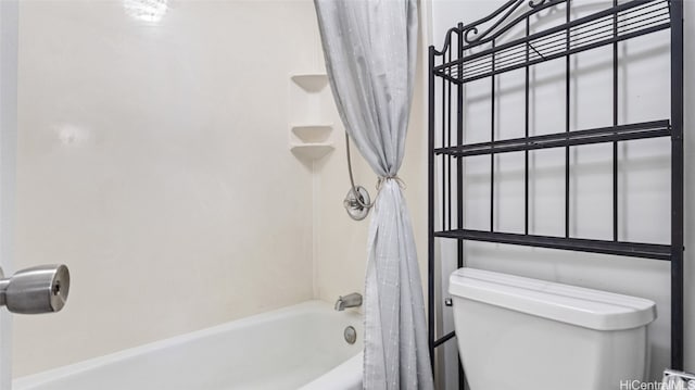 bathroom featuring toilet and shower / tub combo