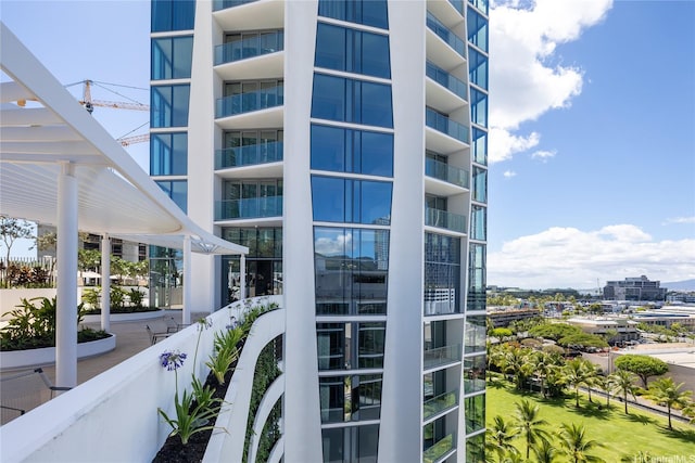 view of apartment building / complex featuring a view of city