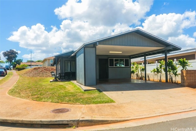 view of front of house featuring a carport and a front lawn