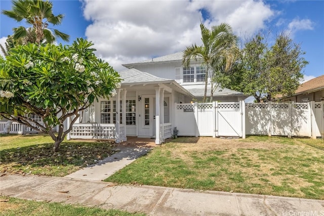 view of front facade featuring a front yard