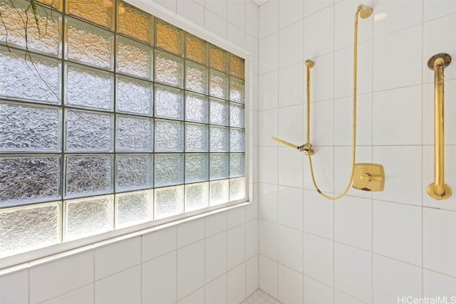 bathroom featuring tiled shower