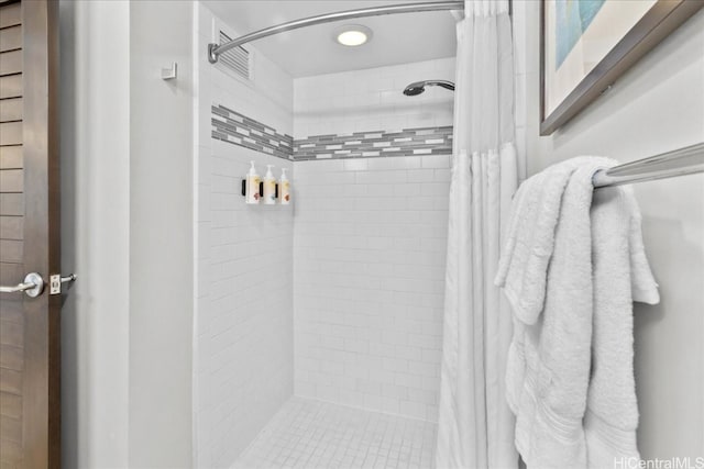 bathroom featuring a shower with shower curtain