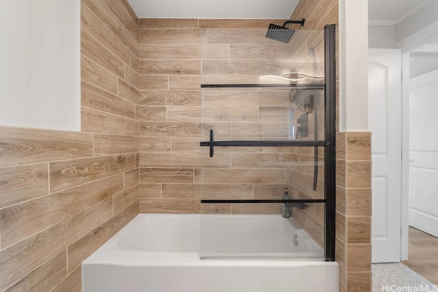 bathroom featuring tiled shower / bath combo