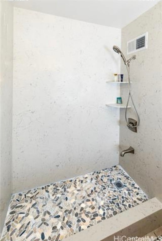 bathroom featuring tiled shower