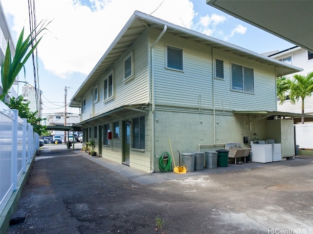 view of side of home featuring washing machine and clothes dryer