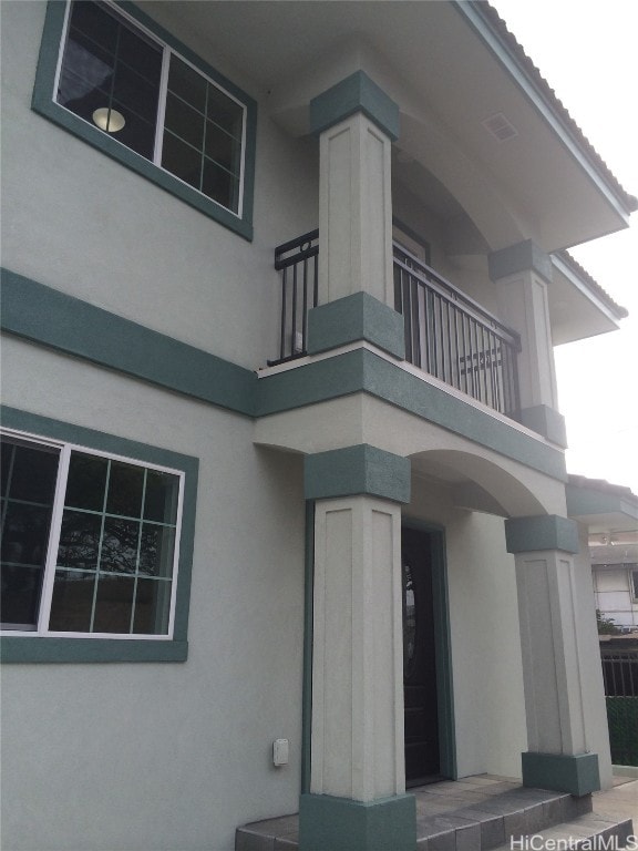 entrance to property featuring a balcony