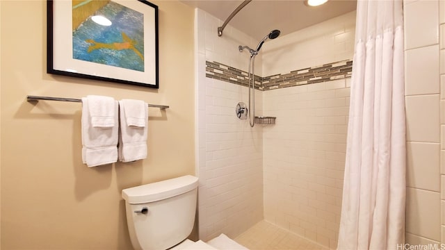 bathroom featuring toilet and a shower with curtain