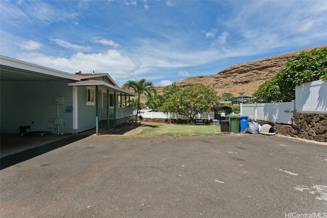 view of yard with a mountain view